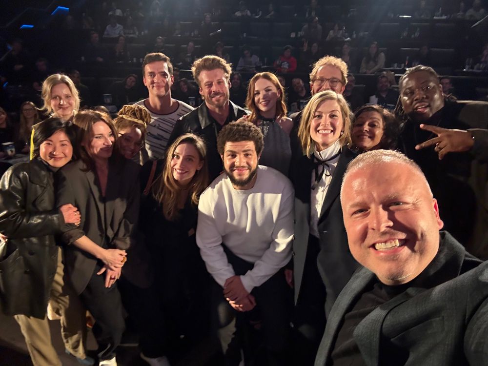 Innkeeper Hatch selfie at the WoT Season 3 Fan Screening with many members of the cast and the Showrunner. From left to right: Salome Gunnarsdottir, Kae Alexander, Kate Fleetwood, Ayoola Smart, Luke Featherston, Maja Simonsen, Taylor Napier, Marcus Rutherford. Ceara Covenry, Rosamund Pike, Rafe Judkins, Meera Syal, Hammed Hamz.