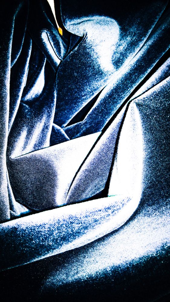 Faltenwurf eines Vorhangs, mit Filter verfremdet. 