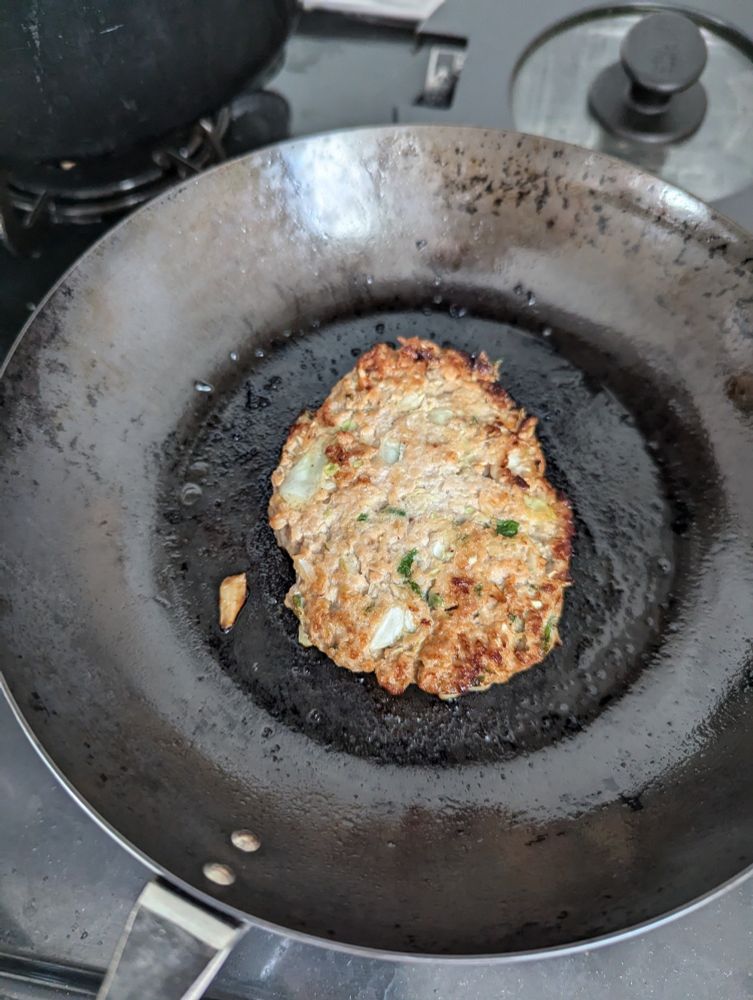 フライパンの上にハンバーグ