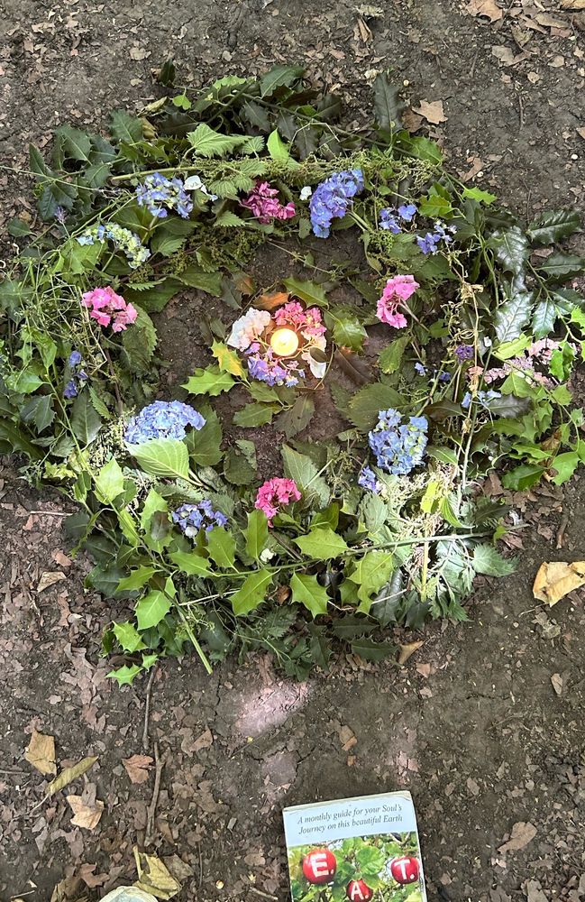Circle of Holly 
Nettles 
Hydrangeas 
@highgatewoods 
Environmental Art Therapy 
Circle of trees 