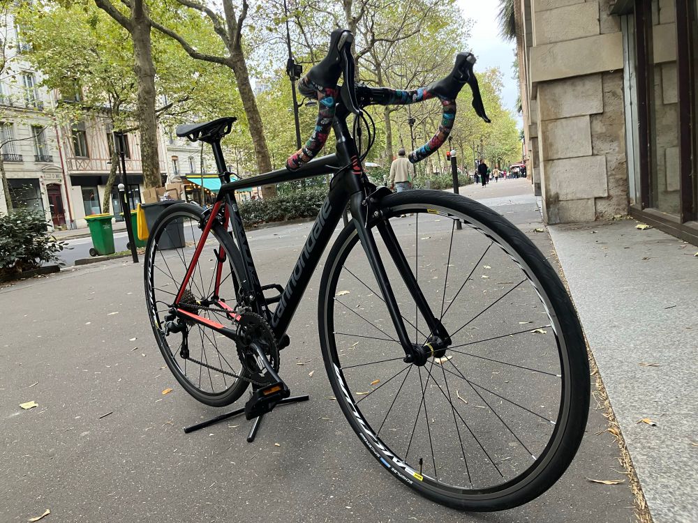 Photo dunCannondale Caad 12sur le trottoir de l’avenue Daumesnil à Paris 12