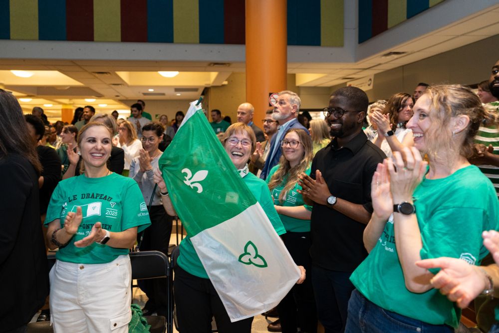 Des personnes célèbrent le Jour des Franco-Ontariens et Franco-Ontariennes sur le campus de l'Université d'Ottawa.