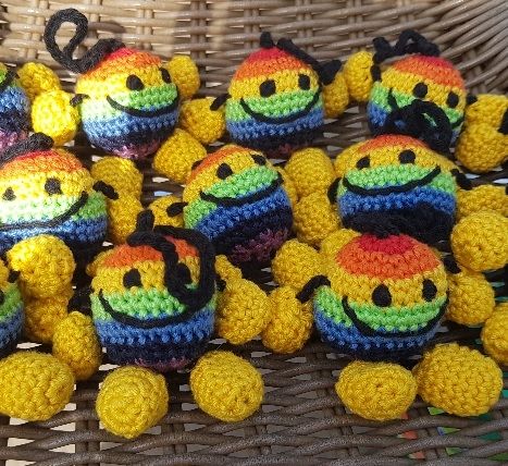 regenbogenfarbene smileymännchen gehäkelt