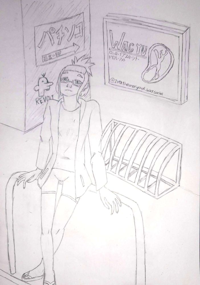 Uma jovem de óculos e cabelos presos vestindo um casaco, camisa e shorts de bike, ligeiramente sentada sobre uma trave de proteção de uma calçada. Atrás dela há um bicicletário vazio abaixo de uma placa escrito "WAGYU: ロレム·イプスム·シト·ドロル·アメト". também há uma entrada de beco com uma placa indicando uma loja de pachinko logo ali no terceiro andar de algum prédio, logo abaixo uma pichação do Manny Heffley de "Diário de um Banana" com os dizeres "REVOLT"