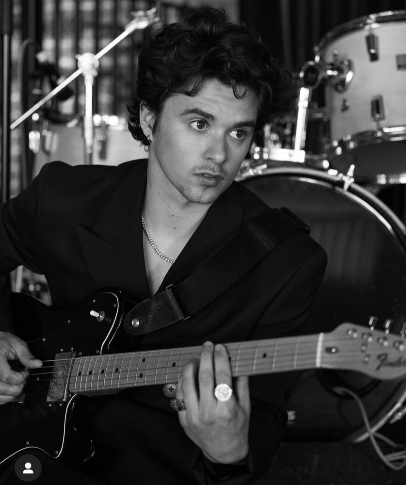 brad simpson playing guitar