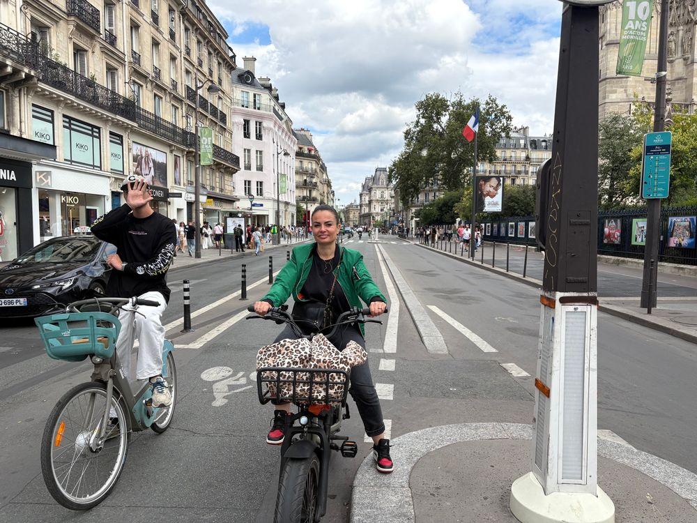 So much space for cycling. 2 lanes for bikes and one for cars on Rue de Rivoli