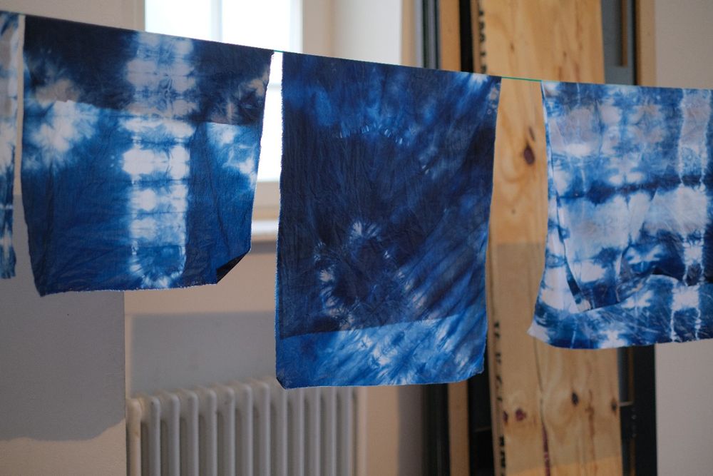 camisas azul tie dye en un cordón