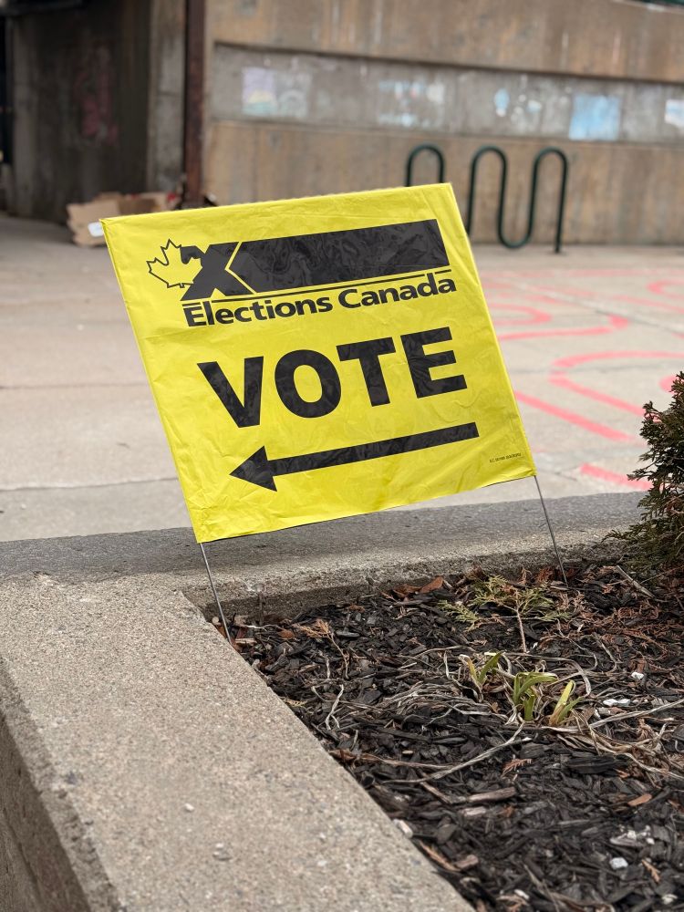 An elections Canada sign pointing in the direction of a polling location