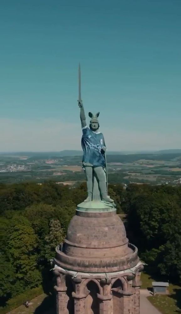 Hermannsdenkmal im Arminia trikot