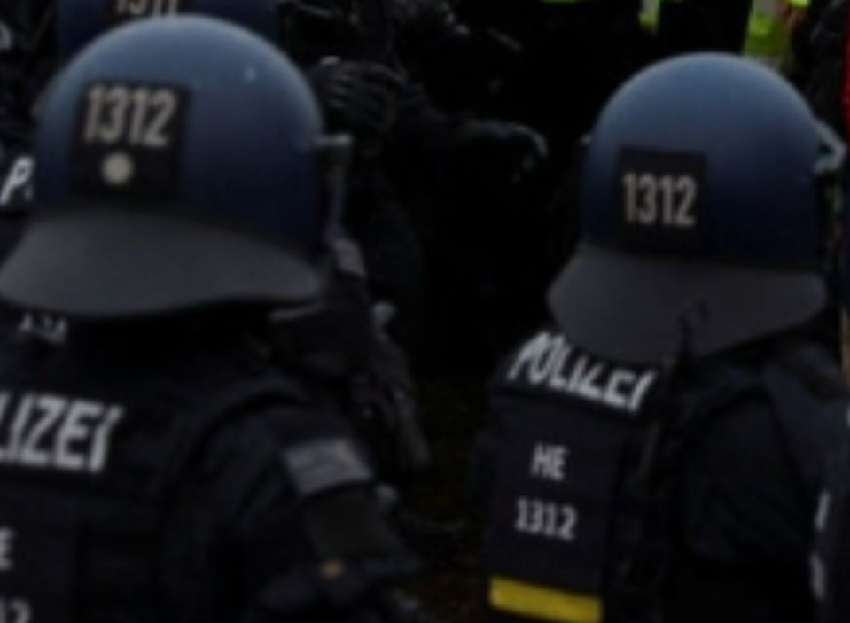 Police Helme auf denen 1312 steht 
