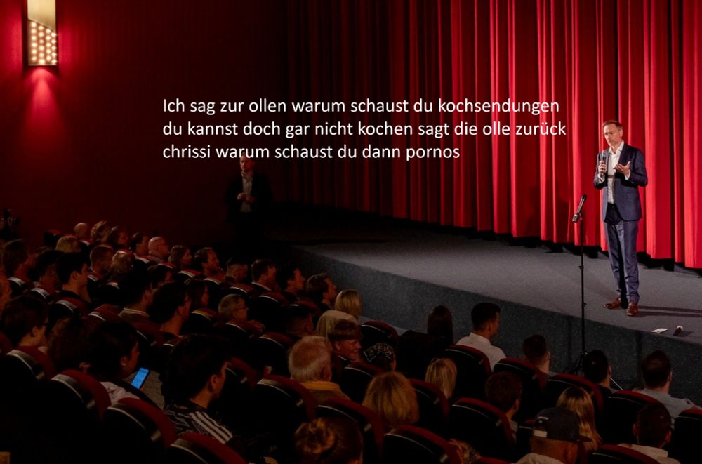 christian lindner auf einer bühne sieht aus wie ein stand up text: Ich sag zur ollen warum schaust du kochsendungen du kannst doch gar nicht kochen sagt die olle zurückchrissi warum schaust du dann pornos
