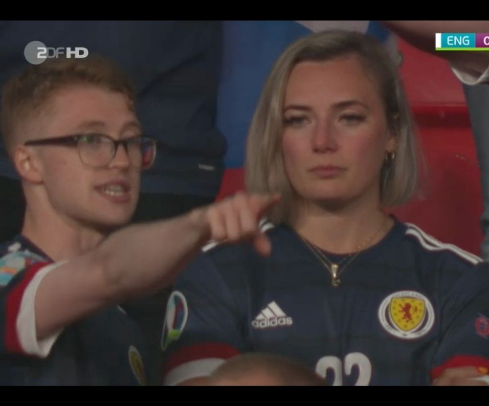 Typ in Stadion textet Frau kaputt Frau hat leeren Blick und erträgt es 