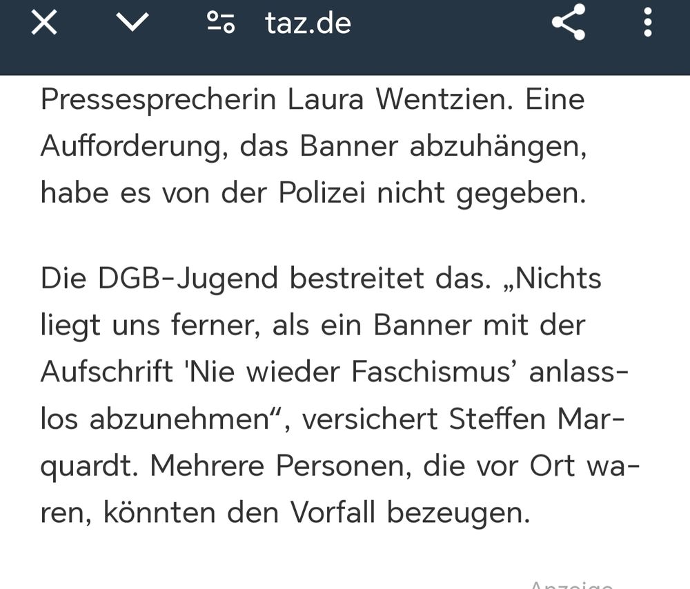 Aus dem text:

Eine Aufforderung, das Banner abzuhängen, habe es von der Polizei nicht gegeben.

Die DGB-Jugend bestreitet das. „Nichts liegt uns ferner, als ein Banner mit der Aufschrift 'Nie wieder Faschismus’ anlasslos abzunehmen“, versichert Steffen Marquardt. Mehrere Personen, die vor Ort waren, könnten den Vorfall bezeugen.