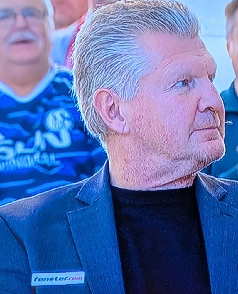 Effe im doppelpass trägt Fenster com Schild am Sakko lapel es sieht fast aus wie eine Einblendung 