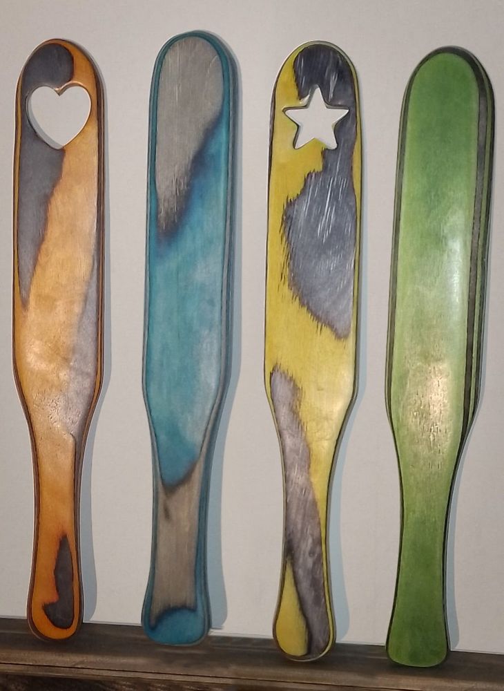 4 Medium Spankis in verschiedenen Farben mit und ohne Motivdurchbruch.