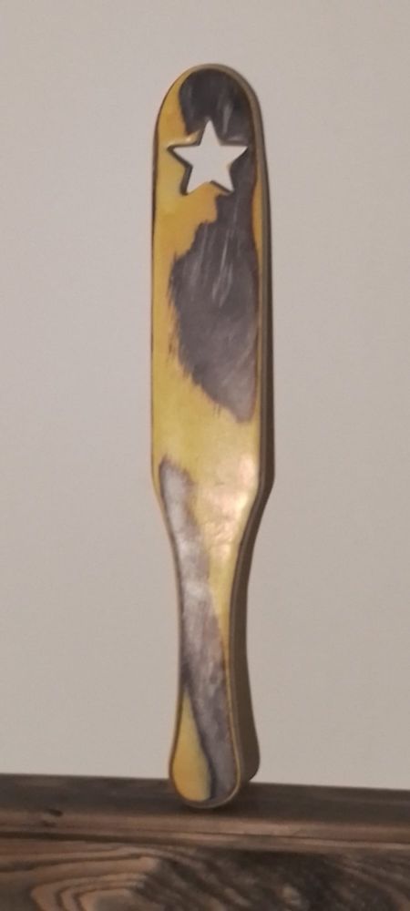 Holzpaddel "Medium Spanki" mit Sternausschnitt in gelb-schwarz