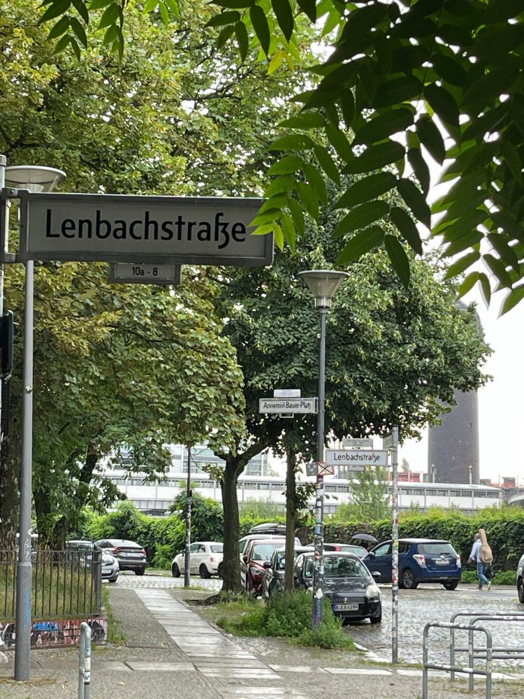 Straßenschild Lenbachstr, im Hintergrund Bahnhof Ostkreuz