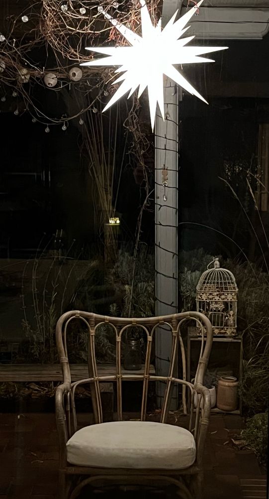 Ein leerer Stuhl unterm Herrnhuter Stern