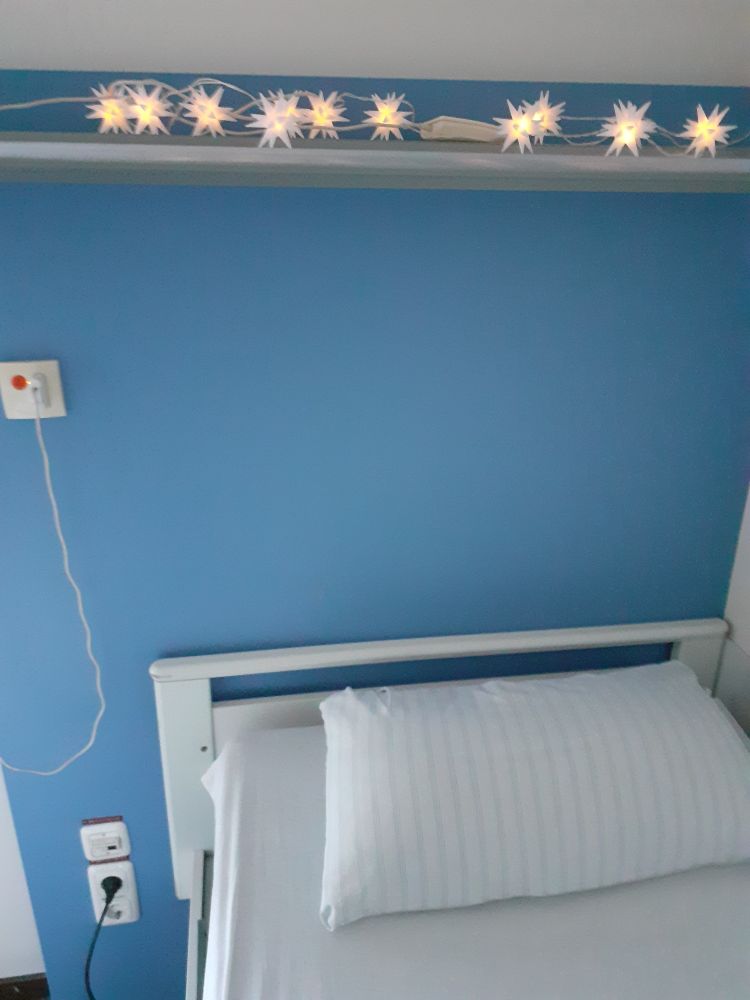 Klinik-Bett mit Sternenlichterkette