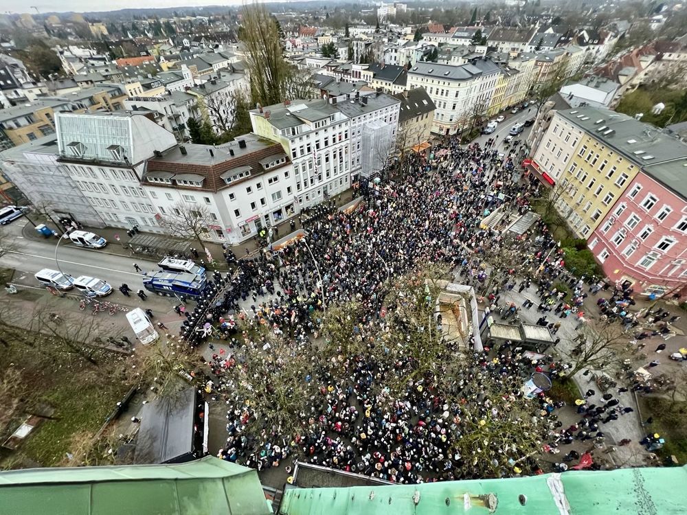 Blick vom Kirchturm der Pauluskirche in Heimfeld auf den Heimfelder Platz. Man sieht viele Menschen und weitere, die dazu kommen. 
Foto: Sven S.