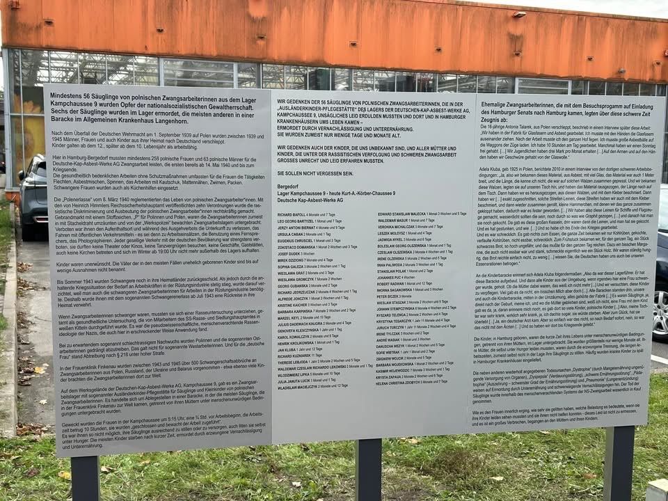 Eine dreigeteilte Tafel mit der Geschichte und den Namen der Stolpersteine