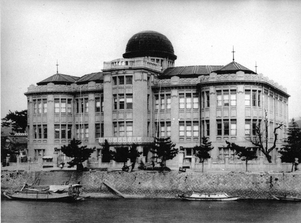 Black and white photo of a multistory building with a dome on top