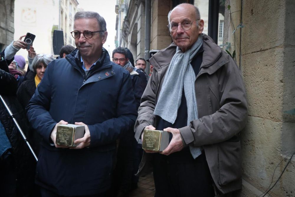 Rafle du 10 janvier 1944 à Bordeaux. Boris Cyrulnik pose deux « pavés de la mémoire » : «�...