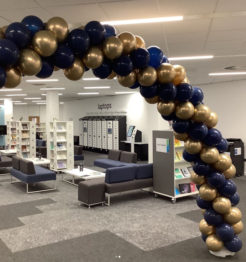 The other end of the balloon arch with a backdrop of laptop lockers