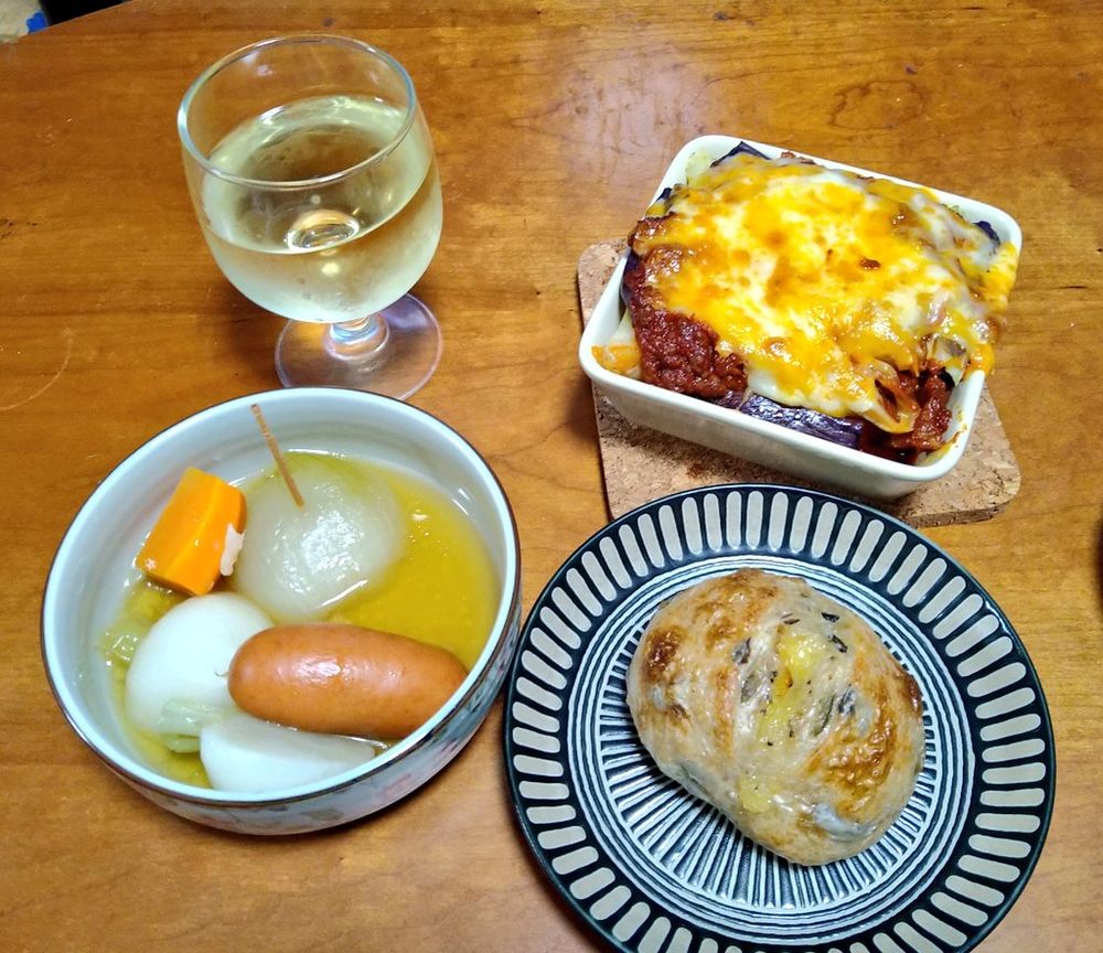 白ワイン、ポトフ、ナスとじゃがいものチーズ焼き、オリーブとカマンベールのパン