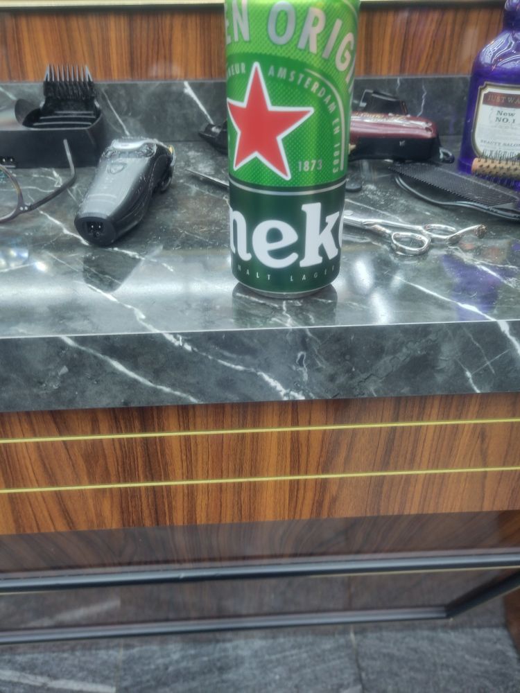 Ein Heineken auf der Coiffeurtheke