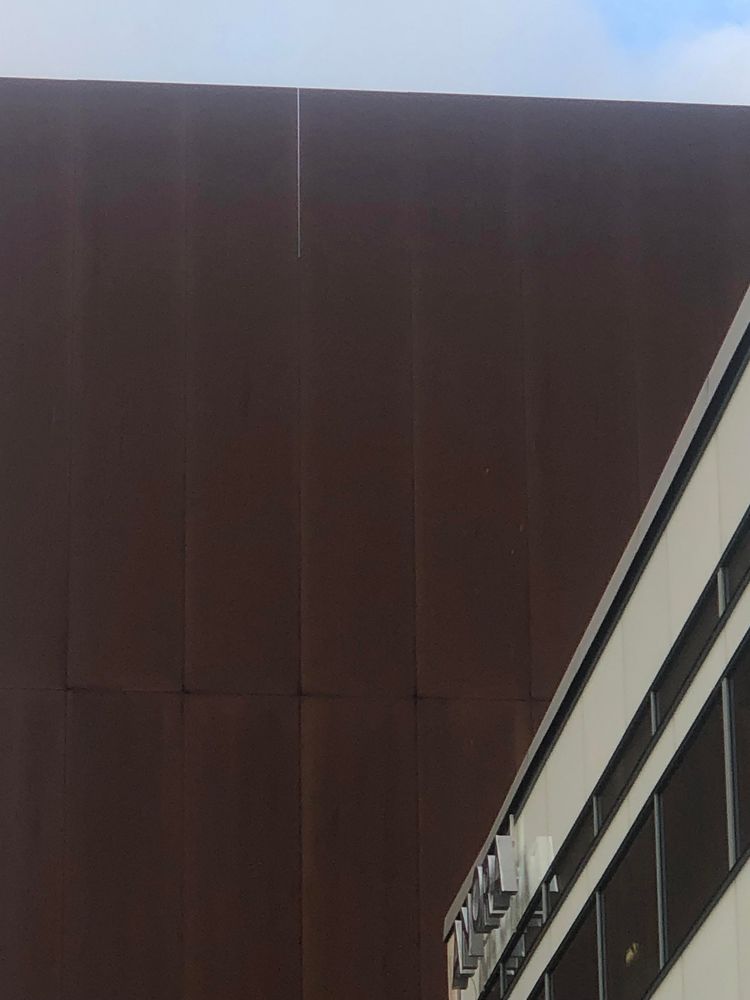 Päivä paistaa irvistävästä saumasta seinän yläosassa