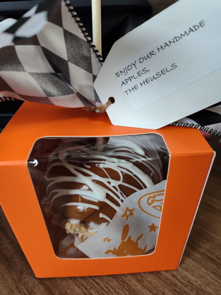 Candy apple with note Enjoy our handmade apples. 