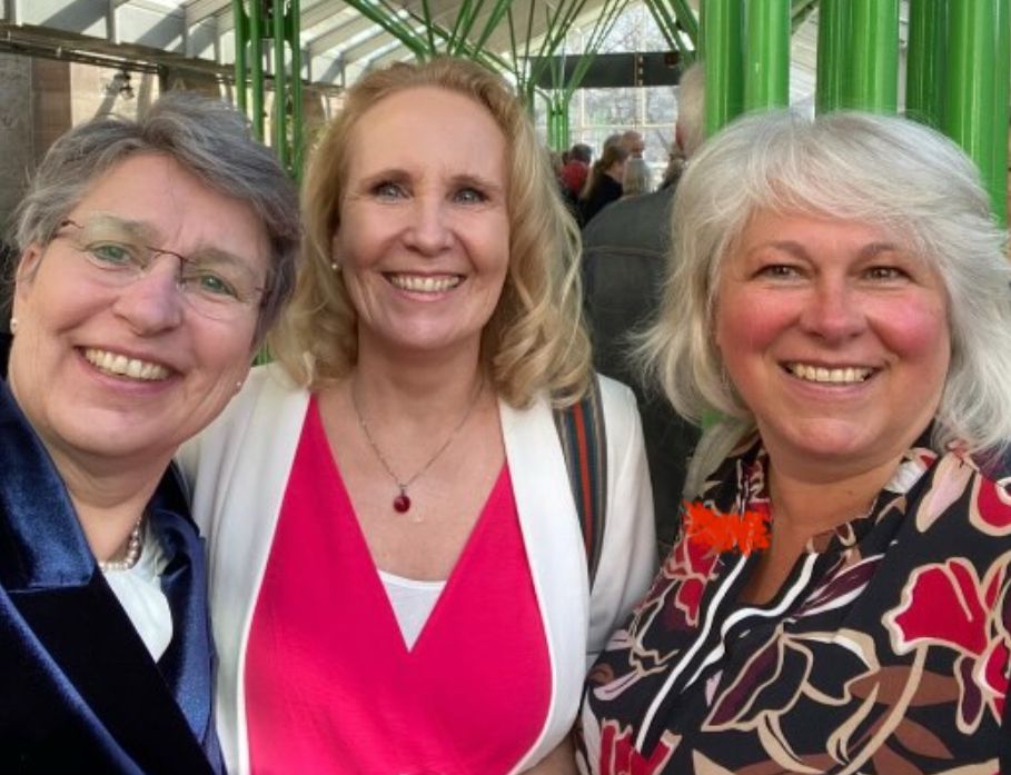 Oberbürgermeisterin Petra Broistedt, Landtagsabgeordnete Karola Margraf, Kulturdezernentin Anja Krause. Alle aus Göttingen, alle SPD. 