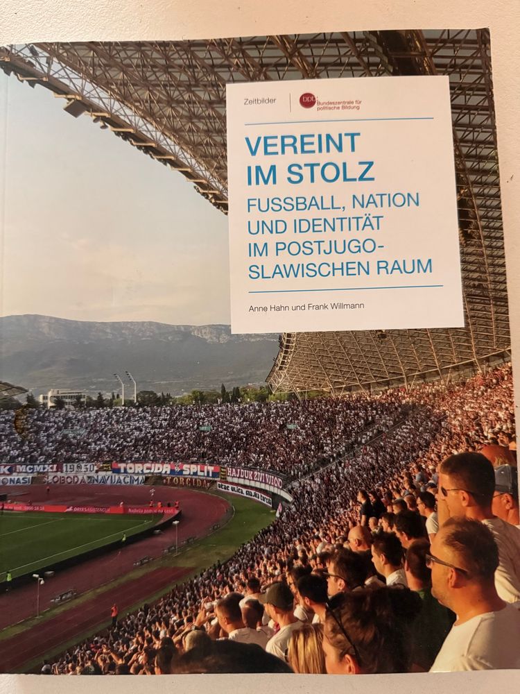 buch vorderseite von vereint im stolz „fußball nation und identität im postslawischen raum“