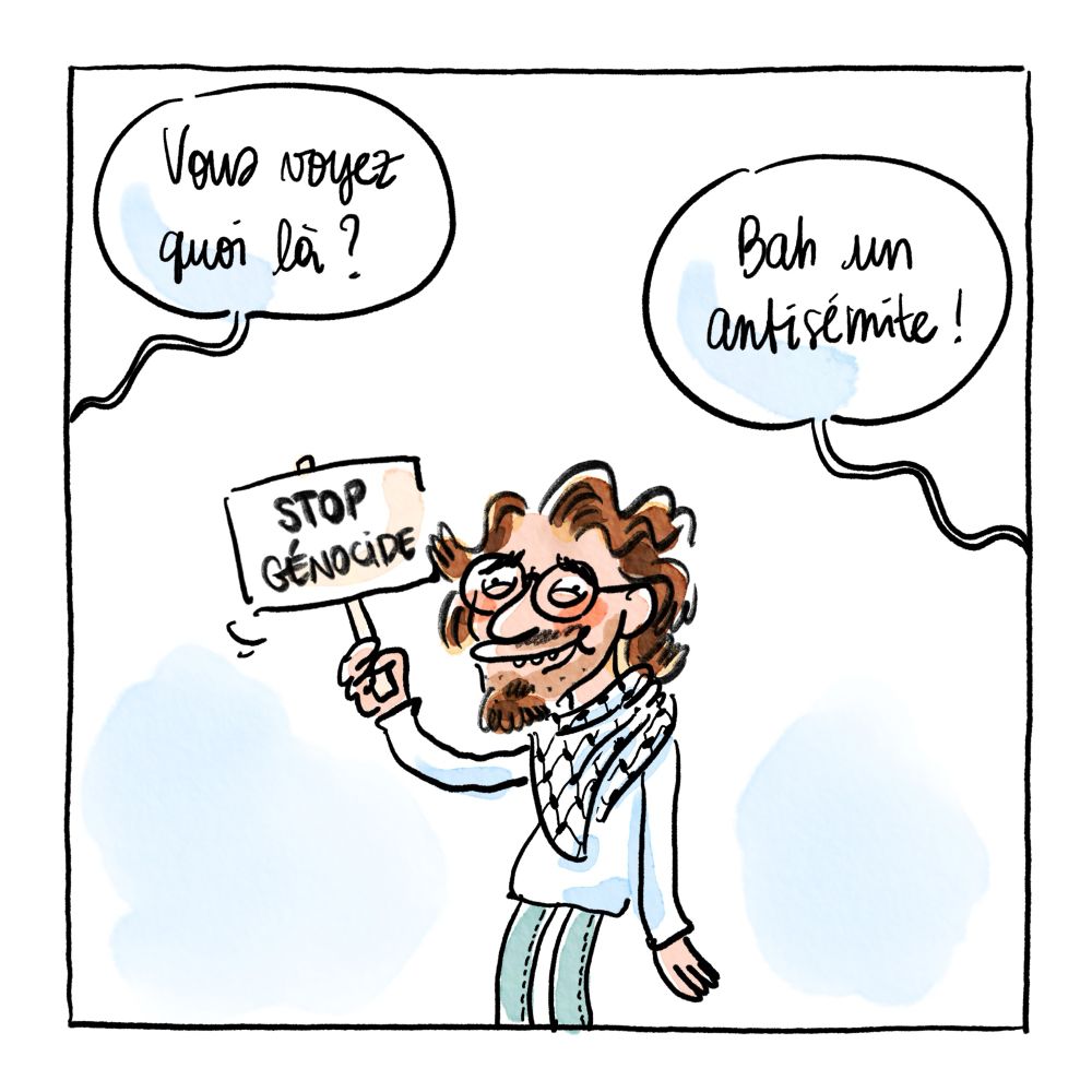 C’est un strip composé de deux cases.
Dans cette premiere case, un étudiant manifeste avec une petite pancarte « Stop génocide », il porte un keffieh.
Au dessus de lui deux bulles de texte viennent de personnes hors champ.
La première demande « Vous voyez quoi là ? »
La deuxième répond « Bah un antisémite ! »
Ensuite faut aller voir la 2e case