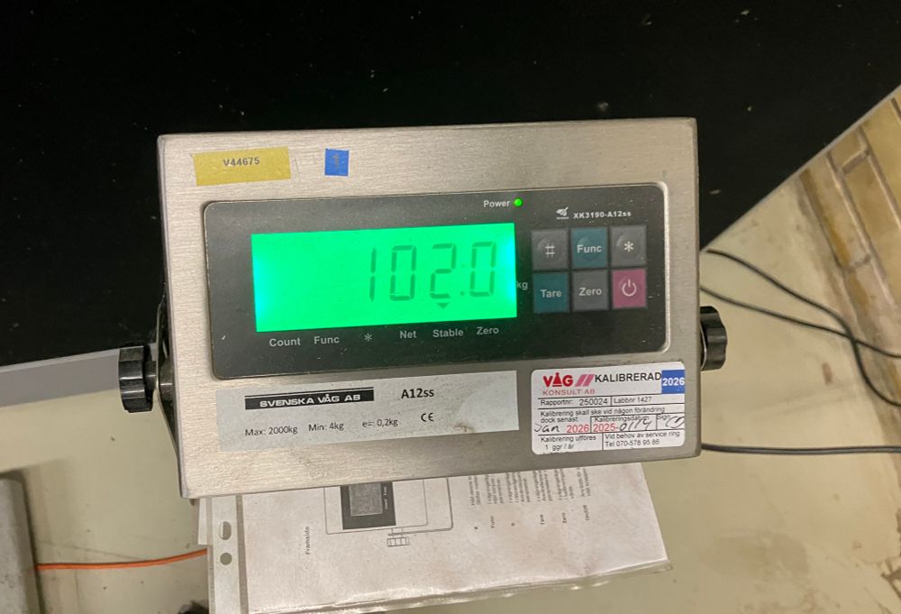Bild på en display från en godsvåg som visar vikten 102,0 kg
