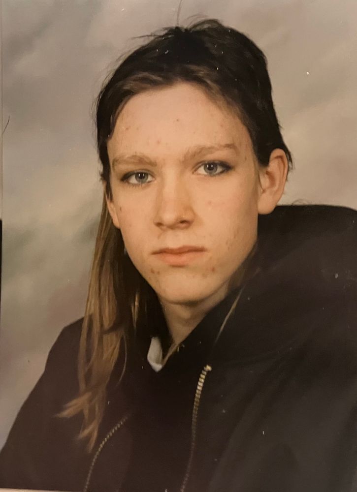 Porträttfoto på mig i 14-15 års åldern. Troligtvis rakad tuppkam som ligger ner. Kajal, svart bomberjacka och luvtröja 