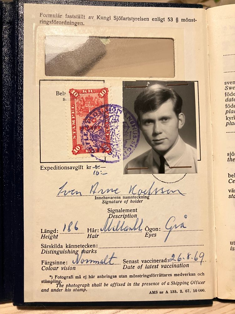 Foto på min pappas sjöfartsbok från 1969 med foto, längd, hår och ögonfärg samt ”Färgsinne: Normalt”