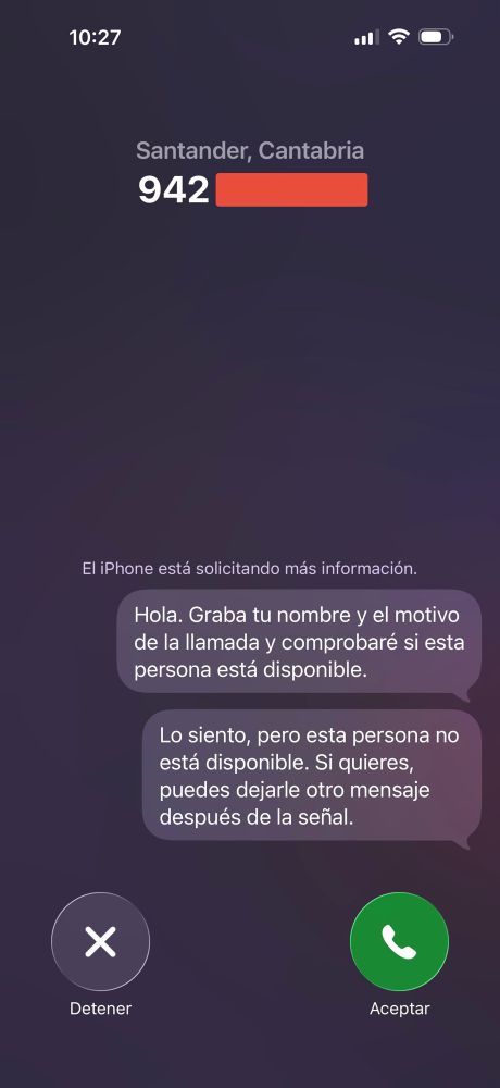 El iPhone está solicitando más información.
Hola. Graba tu nombre y el motivo de la llamada y comprobaré si esta persona está disponible.
Lo siento, pero esta persona no está disponible. Si quieres, puedes dejarle otro mensaje después de la señal.