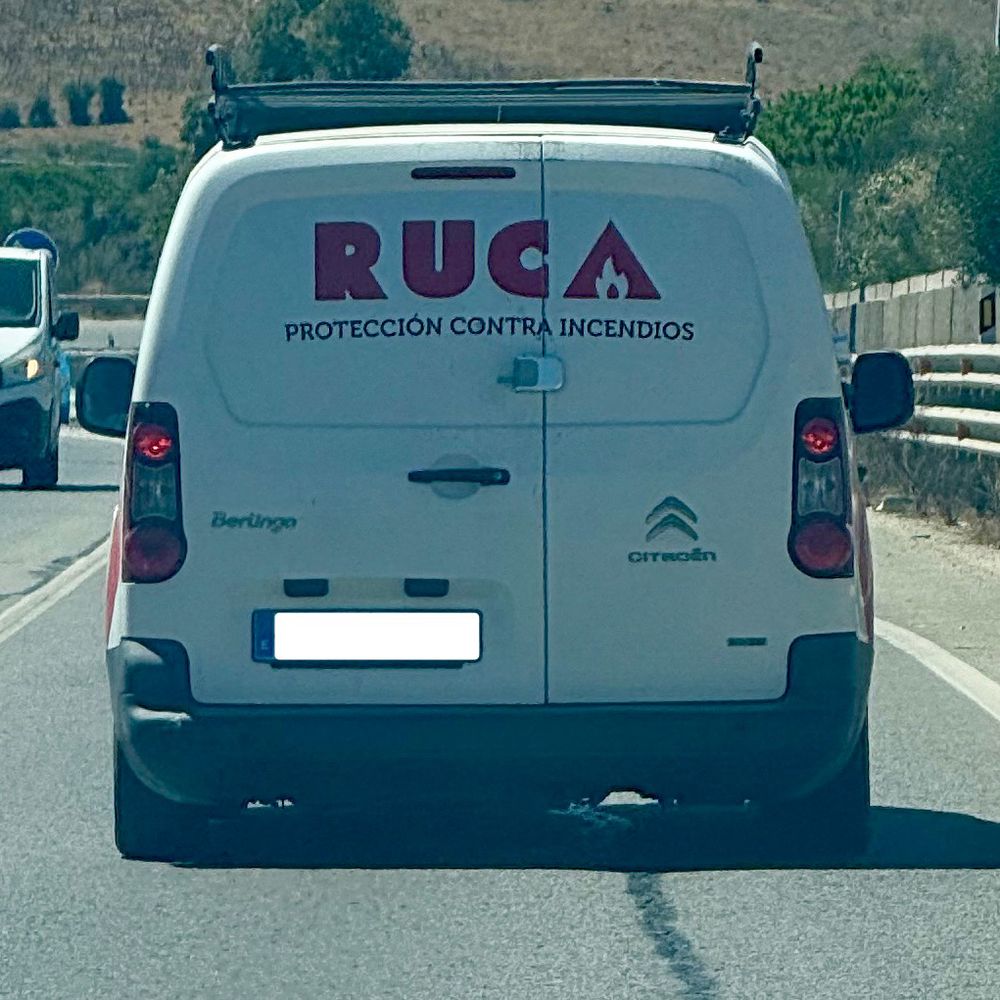 Foto desde el coche a una furgoneta que va delante, con “RUCA” rotulado en letras grandes y rojas.