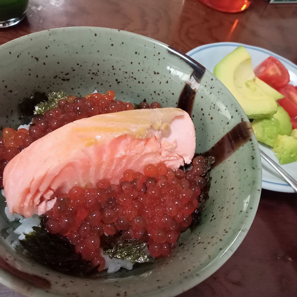 腹子からほぐしたイクラとサーモンの丼