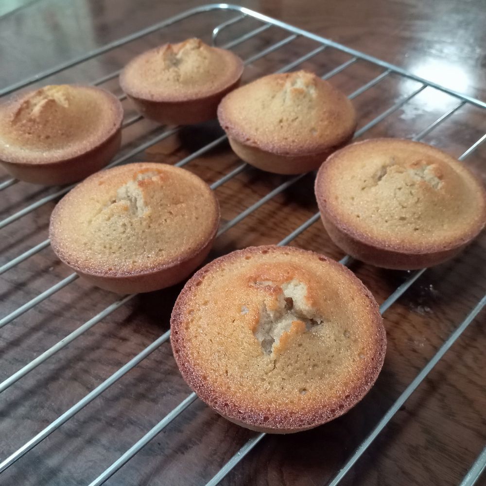 丸いコイン型に焼けたフィナンシェ