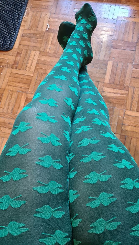 Piernas con unas medias verdes con treboles 