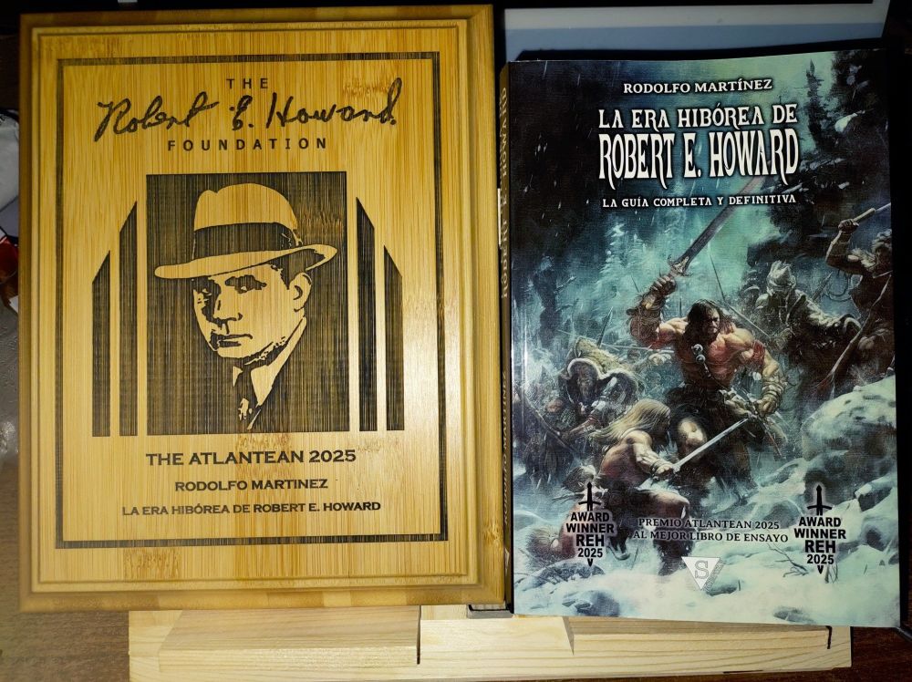 Cubierta de "La era Hibórea de Robert E. Howard" y placa conmemorativa de premio que ha recibido.