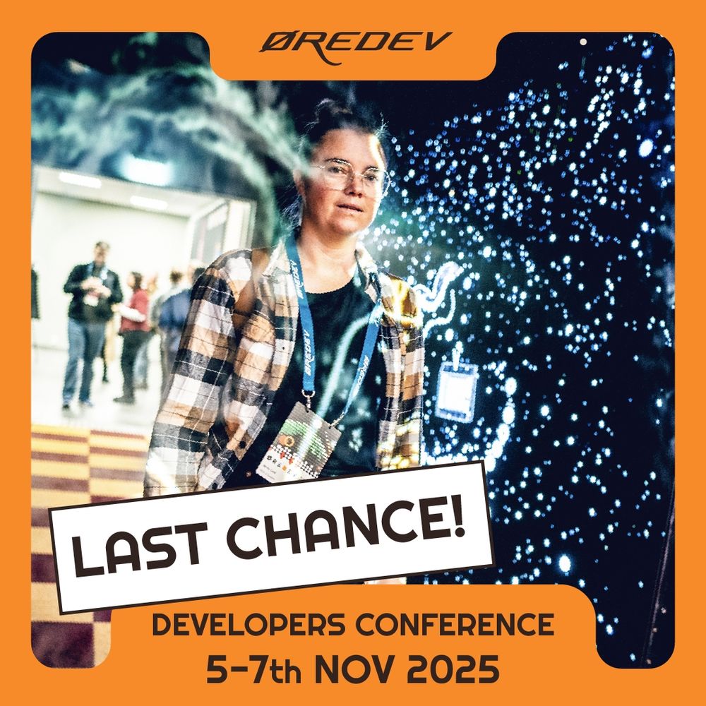 Picture of a smiling woman delegate in a shirt walking into Øredev 2024.