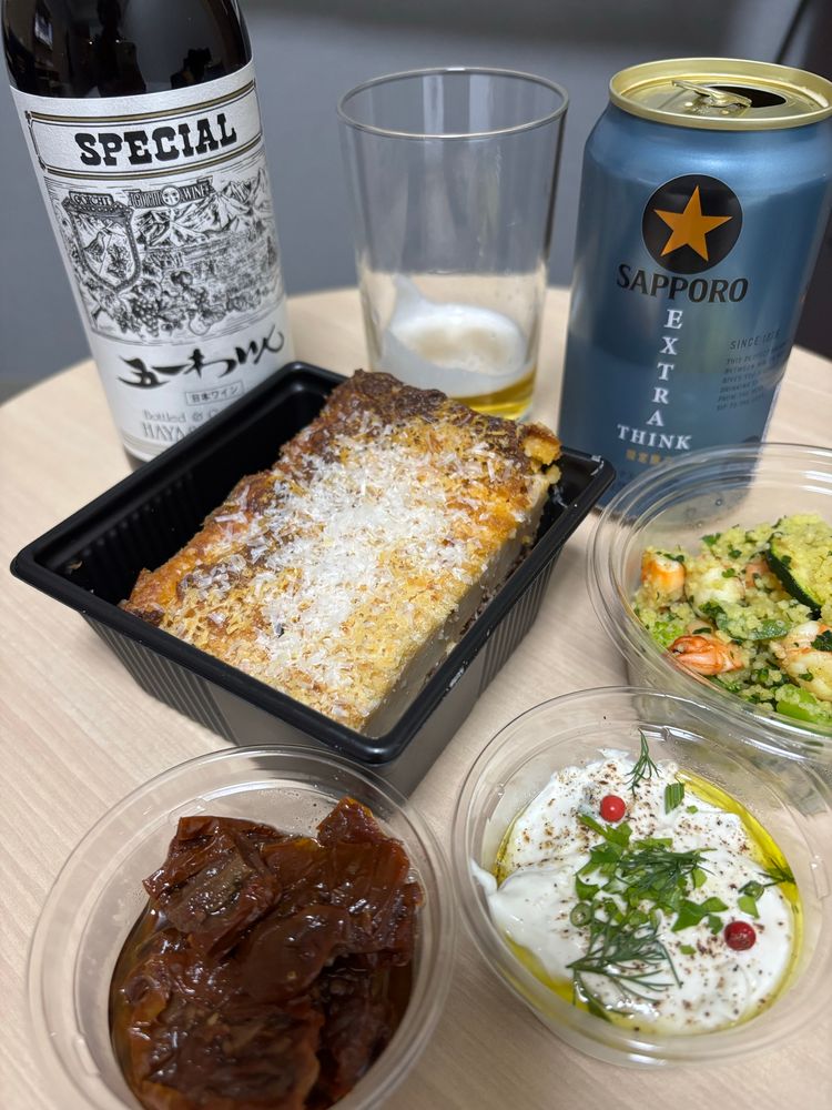 ビールと五一わいんと買ってきたお惣菜（ラザニア 、タブレ、クリームチーズ 、ドライトマト）