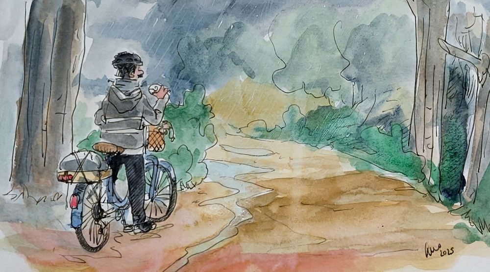 Boceto a tinta y acuarela. Un señor con bigote vestido con impermeable completo come un bocadillo medio subido a su bici, al cobijo de unos pinos, junto a un camino de tierra con charcos. Más allá se ve la lluvia cayendo.