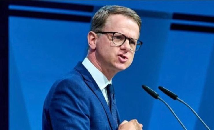 Carsten Linnemann, mit dem Körper im Profil, der Kopf ist so gedreht, dass die Kamera ihn zu 3/4 erfasst hat. Er zieht eine Schnute und guckt auf für ihn sehr typische Weise verkniffen.