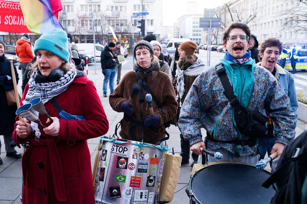 Samba Warszawski Rumor. Dwie osoby grające na bębnach i jedna na... przepraszam, nie wiem jak ten instrument się nazywa, choć mam go na milionach zdjęć. Takie metalowe coś, w które uderza się pałeczką.