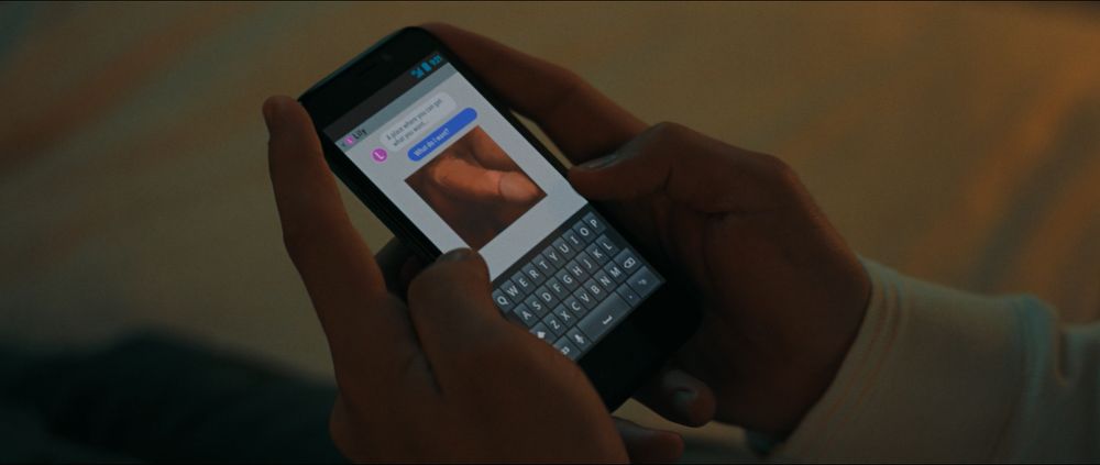 printscreen da série Heated Rivalry mostrando um celular blackberry com uma conversa onde há uma foto de um pênis duro.